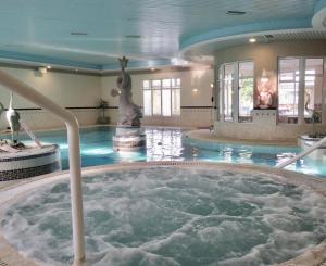 Bazén v ubytování Westlodge Hotel & Leisure Centre nebo v jeho okolí