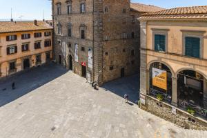widok z powietrza na dziedziniec w budynku w obiekcie B&B Cortona Suite - Together in Tuscany w mieście Cortona
