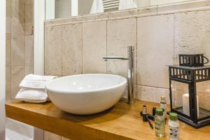 łazienka z białą umywalką na drewnianym blacie w obiekcie B&B Cortona Suite - Together in Tuscany w mieście Cortona
