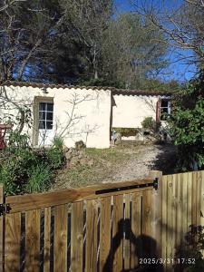 een houten hek voor een huis bij Notre Cabanon en Provence in Auriol +5 foto's