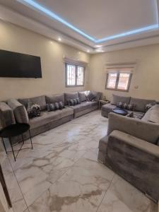 sala de estar amplia con sofá y TV de pantalla plana. en Sea View Private Terrace - Fibre Wi-Fi & Netflix, en Essaouira