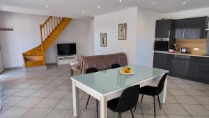 a kitchen with a table and chairs in a room at Maison tout confort belle terrasse sud in Sigean