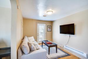 2 Mi to Dtwn Studio Suite in Sheboygan的电视和/或娱乐中心