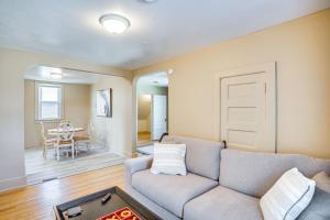 2 Mi to Dtwn Studio Suite in Sheboygan的休息区