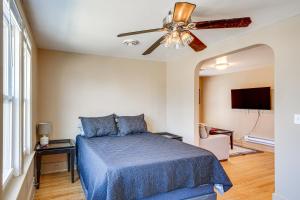 希博伊根2 Mi to Dtwn Studio Suite in Sheboygan的卧室里有一张蓝色的床和一台吊扇