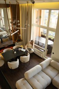 Posezení v ubytování SkySpa Apartments - апартаменти з джакузі на терасі з видом на Печерськ + 37 fotografií
