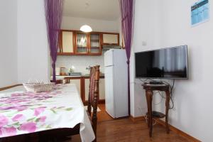 Televízia a/alebo spoločenská miestnosť v ubytovaní Apartments Belsa