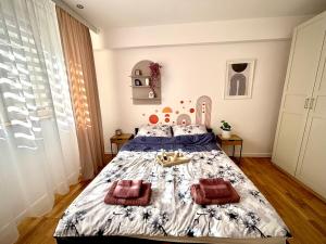 Un dormitorio con una cama con dos toallas encima. en Apartament Bławatny Busko-Zdrój, en Busko-Zdrój