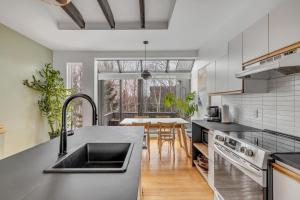 una cocina con fregadero y encimera en Initial - Hygge - MSA, en Beaupré