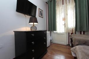 Televízia a/alebo spoločenská miestnosť v ubytovaní Apartments Belsa
