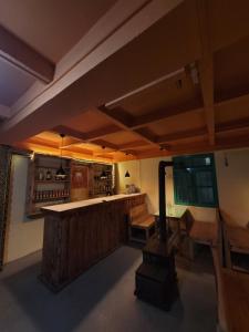 ラチェンにあるBunked Innのコンロ付きのキッチンのオーバーヘッドビュー