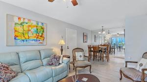 een woonkamer met een blauwe bank en een eetkamer bij Beneva Brooke Beauty in Sarasota
