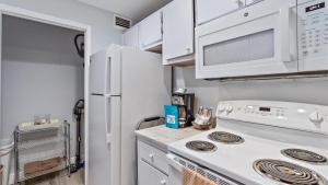 een keuken met een wit fornuis top oven naast een koelkast bij Beneva Brooke Beauty in Sarasota