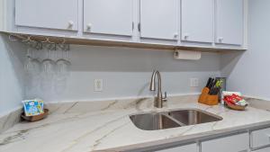 een aanrecht met een wastafel en witte kasten bij Beneva Brooke Beauty in Sarasota