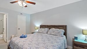 een slaapkamer met een bed en een plafondventilator bij Beneva Brooke Beauty in Sarasota