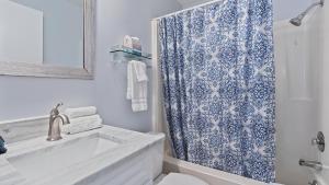 een badkamer met een wastafel en een douchegordijn bij Beneva Brooke Beauty in Sarasota +21 foto's
