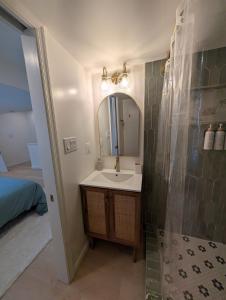 Bilik mandi di The Brick House Retreat