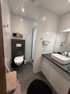 Koupelna v ubytování Hotel Wistub Le PasSage