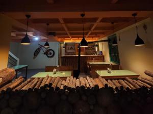 ラチェンにあるBunked Innの天井から吊るしたオートバイの部屋