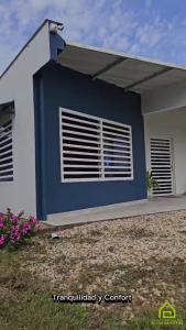 una casa con un muro blu e bianco di Casa Campestre San Martin a Tauramena Altre 4 foto