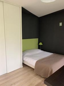 Postel nebo postele na pokoji v ubytování Studio T1 piscine chauffée parking gratuit les hauts dhonfleur