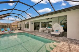 Piscina de la sau aproape de Villa Salty Fins - Beautiful Gulf Access Pool Home