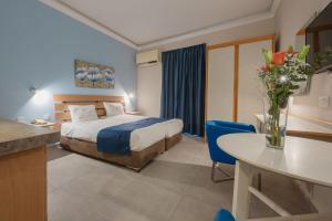 Xemxija Bay Hotel客房内的一张或多张床位