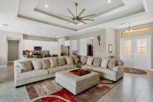 O zonă de relaxare la Villa Salty Fins - Beautiful Gulf Access Pool Home