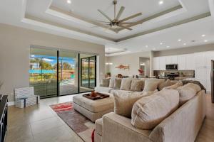 O zonă de relaxare la Villa Salty Fins - Beautiful Gulf Access Pool Home