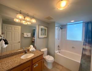 Un baño con lavabo, inodoro y ducha. en Palms Resort 2 BR King Suite Poolside Shuttle, en Destin 58 fotos más