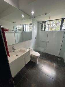 Un baño de Casa Campestre, Ubicación Central
