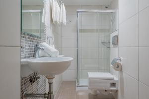 Xemxija Bay Hotel的一间浴室