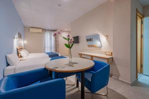 Xemxija Bay Hotel客房内的一张或多张床位