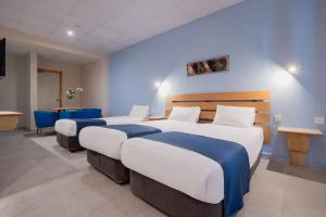 Xemxija Bay Hotel客房内的一张或多张床位