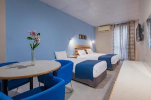 Xemxija Bay Hotel的休息区