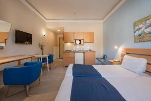 Xemxija Bay Hotel客房内的一张或多张床位