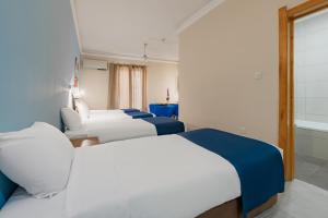 Xemxija Bay Hotel客房内的一张或多张床位