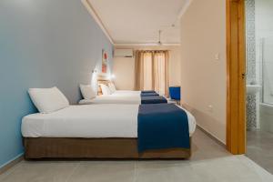 Xemxija Bay Hotel客房内的一张或多张床位