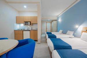 Xemxija Bay Hotel客房内的一张或多张床位