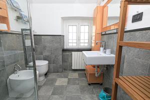 iFlat Pegli في جينوا: حمام مع مرحاض ومغسلة +24 صورة