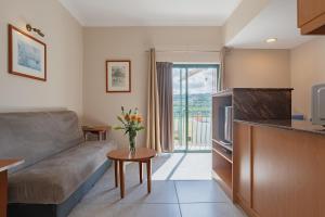 Xemxija Bay Hotel的厨房或小厨房
