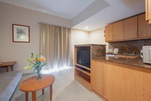 Xemxija Bay Hotel的厨房或小厨房