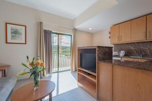 Xemxija Bay Hotel的厨房或小厨房