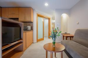 Xemxija Bay Hotel的厨房或小厨房