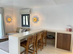 A seating area at Faros Residences