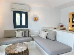 A seating area at Faros Residences