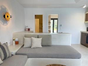 A seating area at Faros Residences