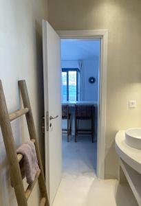 A bed or beds in a room at Faros Residences