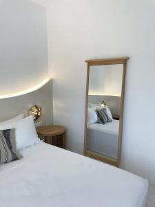 A bed or beds in a room at Faros Residences