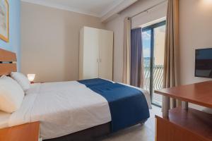Xemxija Bay Hotel客房内的一张或多张床位